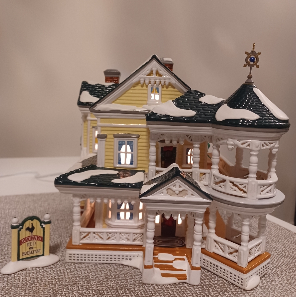 Carpenter Gothic Bed & Breakfast American Architecture The Snow Village #55043